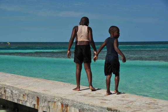 Crianças locais se divertem em Caye Caulker, na grande barreira de corais, em Belize